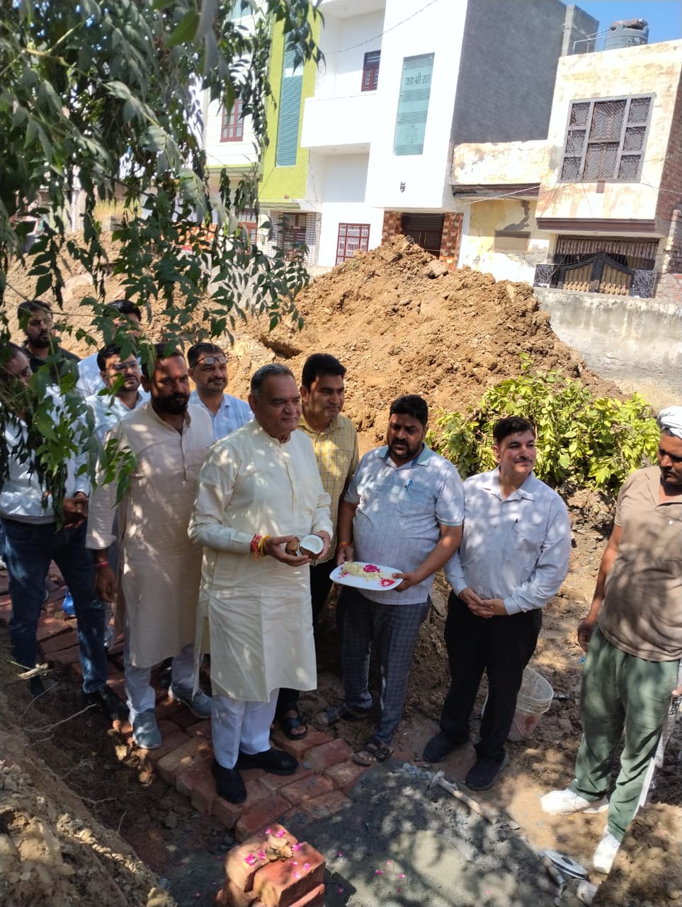 विधायक विनोद भयाना ने मुल्तान कॉलोनी स्थित हाई स्कूल में 29 लाख रुपए की लागत से बनने वाले तीन कमरों के निर्माण कार्य का किया शुभारंभ